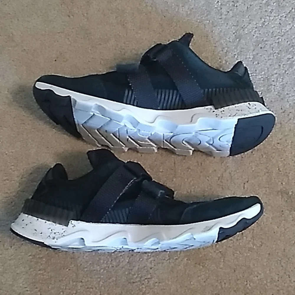 Women's Black Sorel Tennis Shoes, Size 6 - Picture 6 of 8